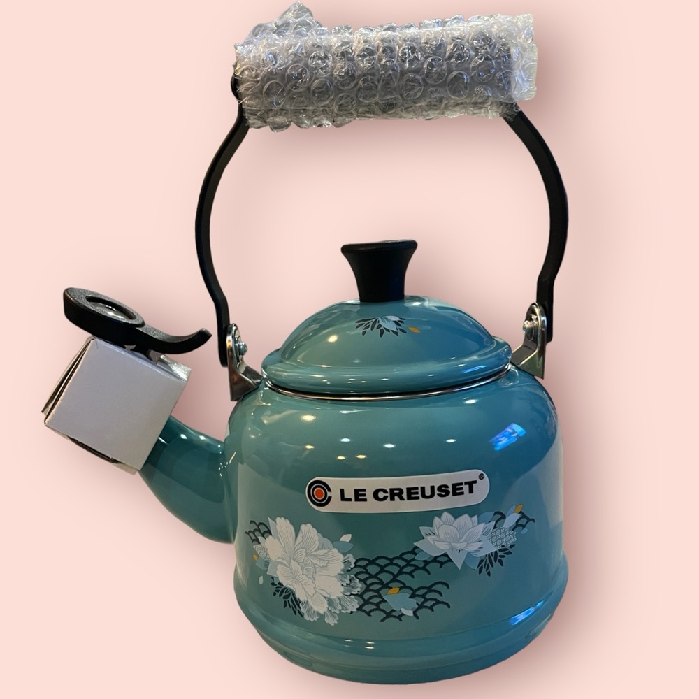 Le Creuset 1.25 Qt Lotus Tea Kettle Whistling Limited Edition (Caribbean)